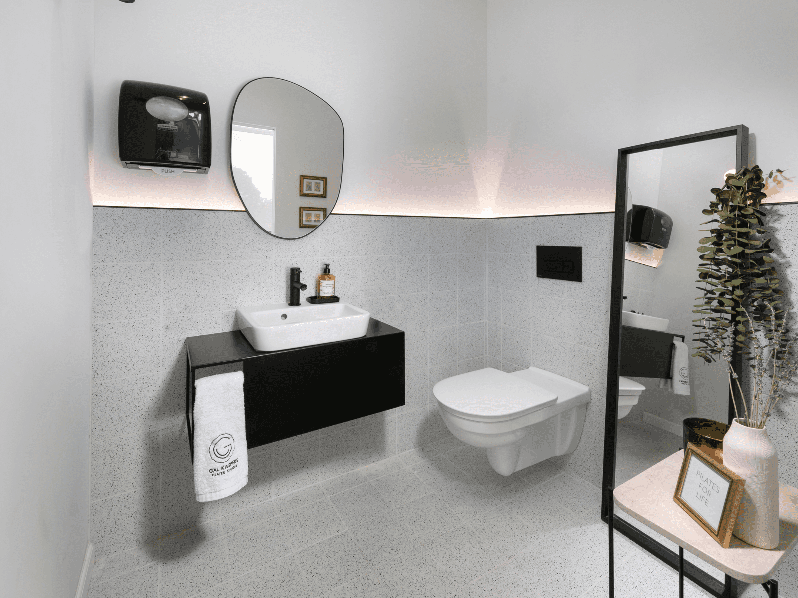 חדר שירותים בסטודיו לפילאטיס