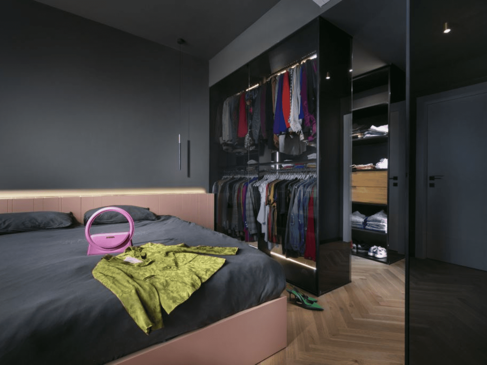 ארון בגדים שקוף