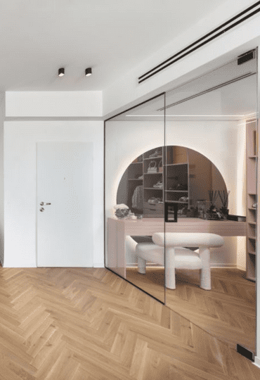 אומנות המותגים: חלון ראווה בכניסה לדירה