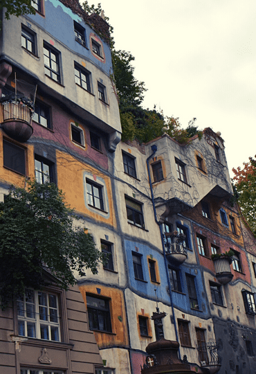 הונדרטוואסר, בעקבותייך! הכירו את האדריכל והאמן היהודי-אוסטרי שיצא נגד הקו הישר