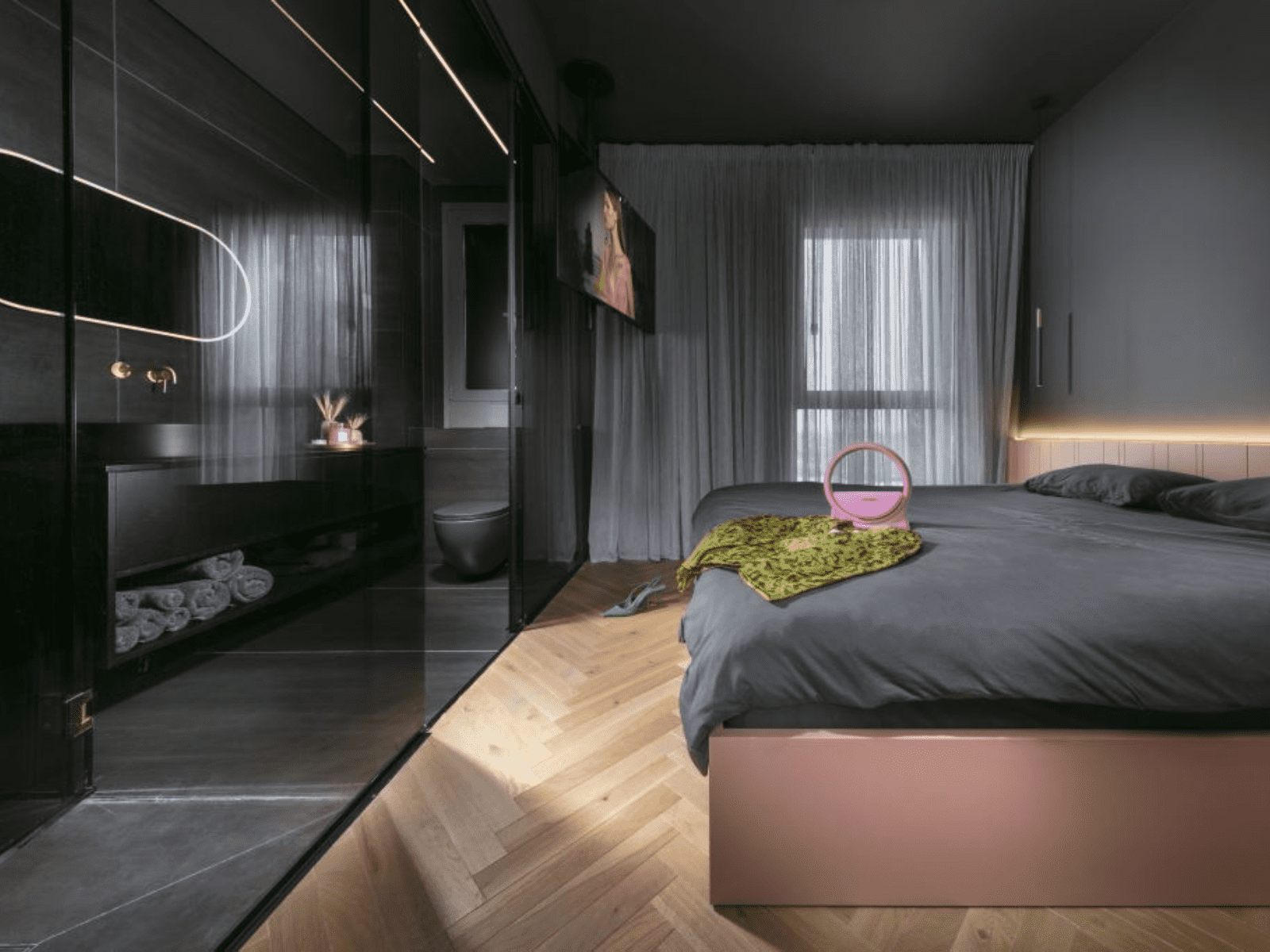 חדר רחצה מול המיטה