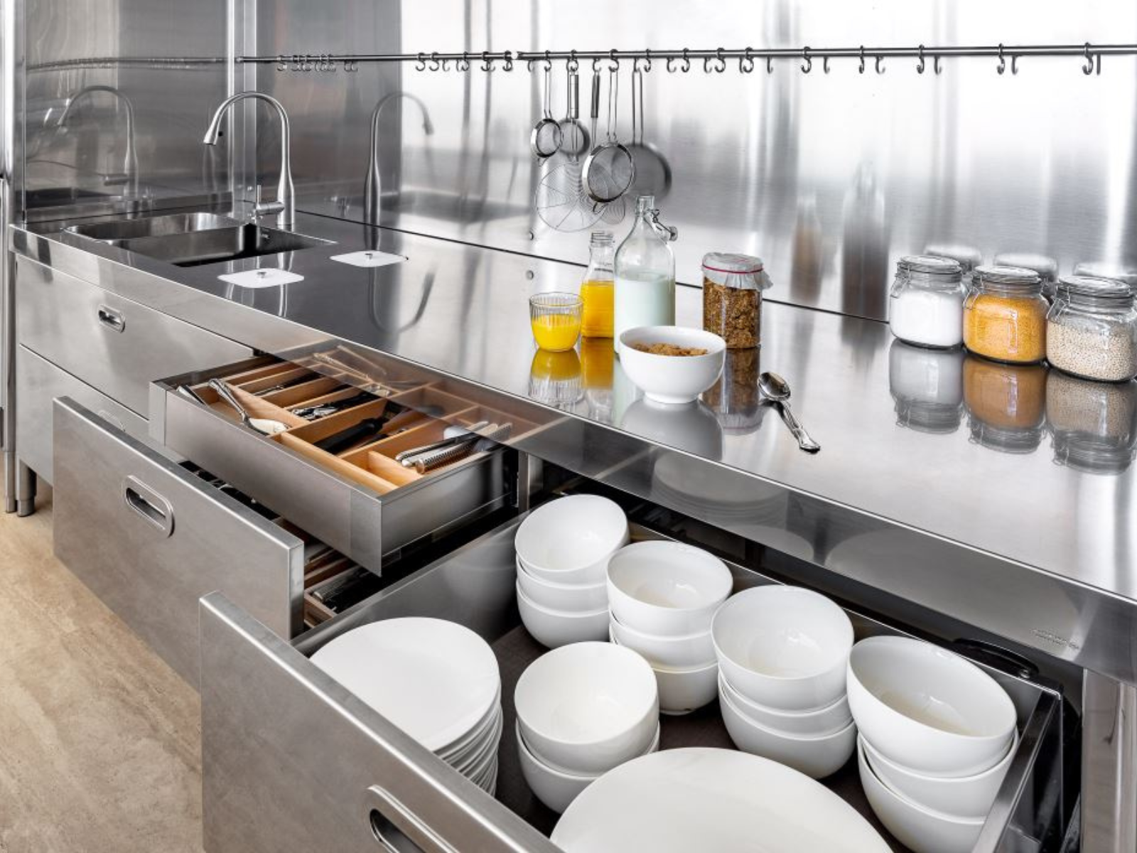 מגרות לאחסון במטבח