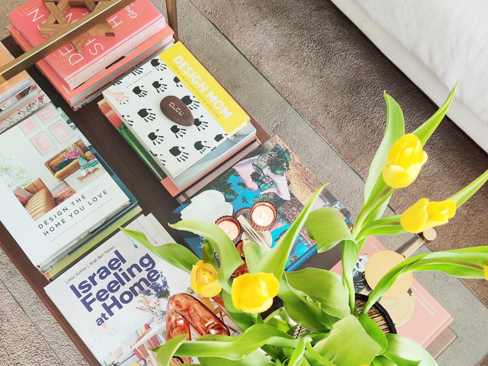 שולחן מאפשר אחסון ספרים