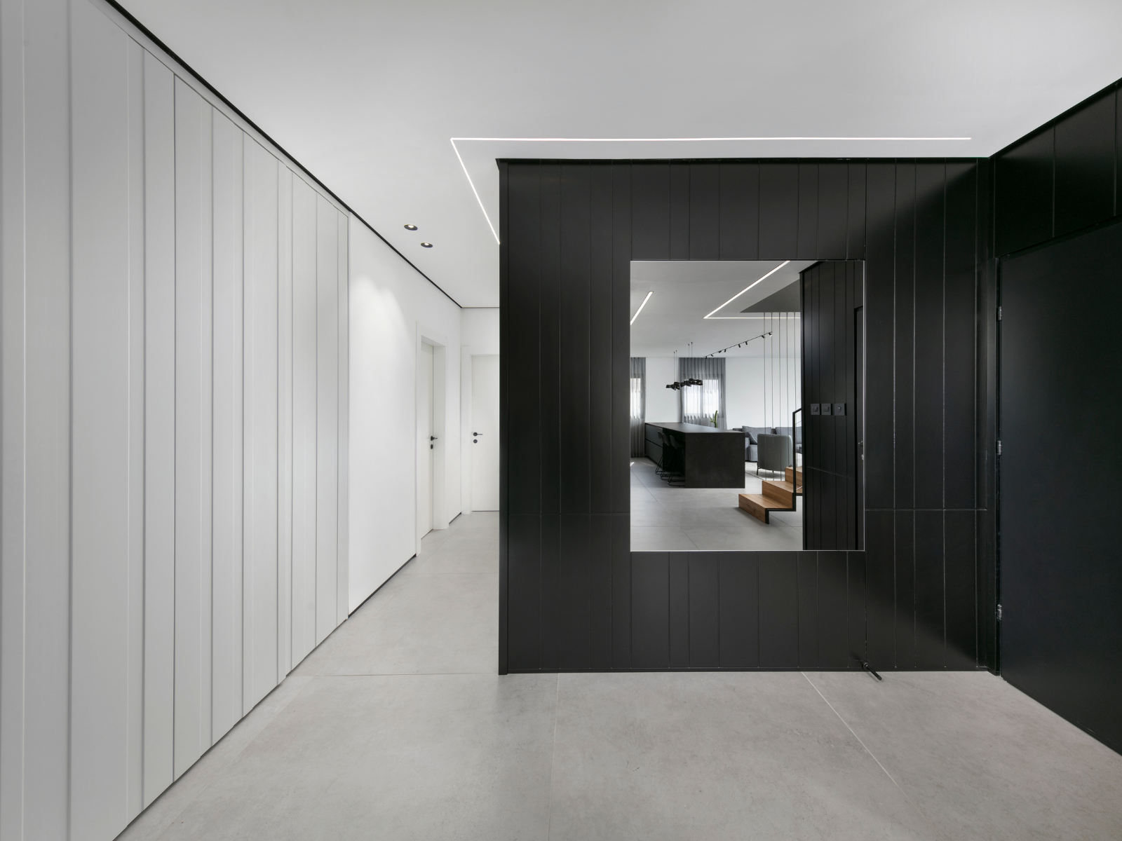 מסדרון עם מקומות אחסון