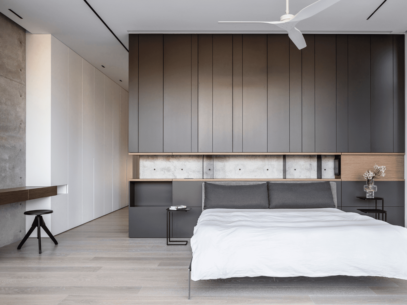 חדר שינה עם קיר בטון