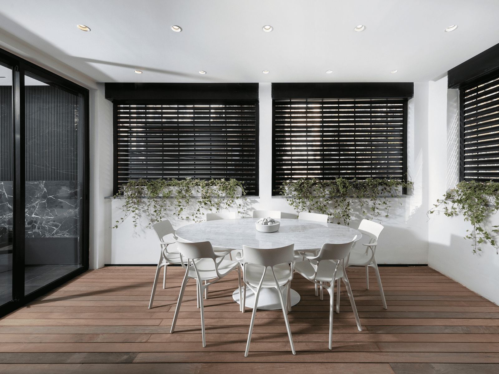 דירה להשכרה-מרפסת סגורה בחלונות שמשמת גם כפינת אוכל