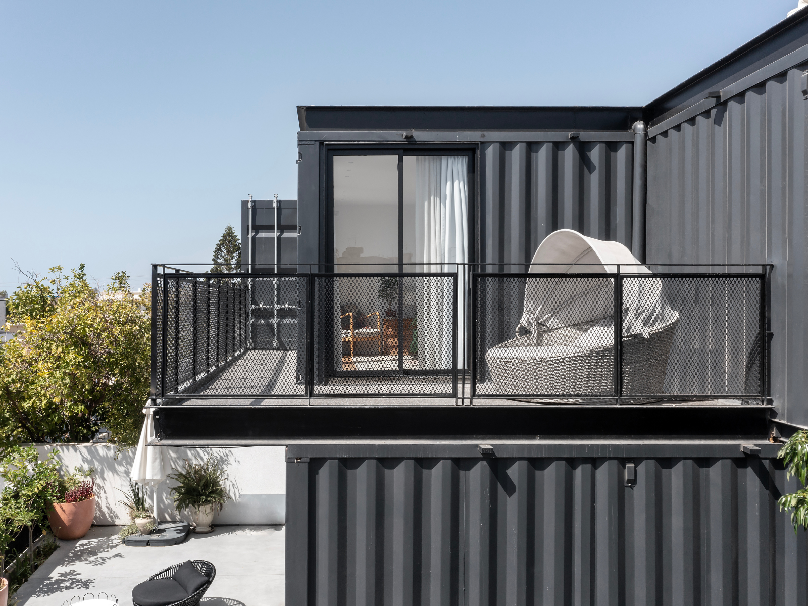 מרפסת חדר שינה בבית הבנוי ממכולות יד שנייה