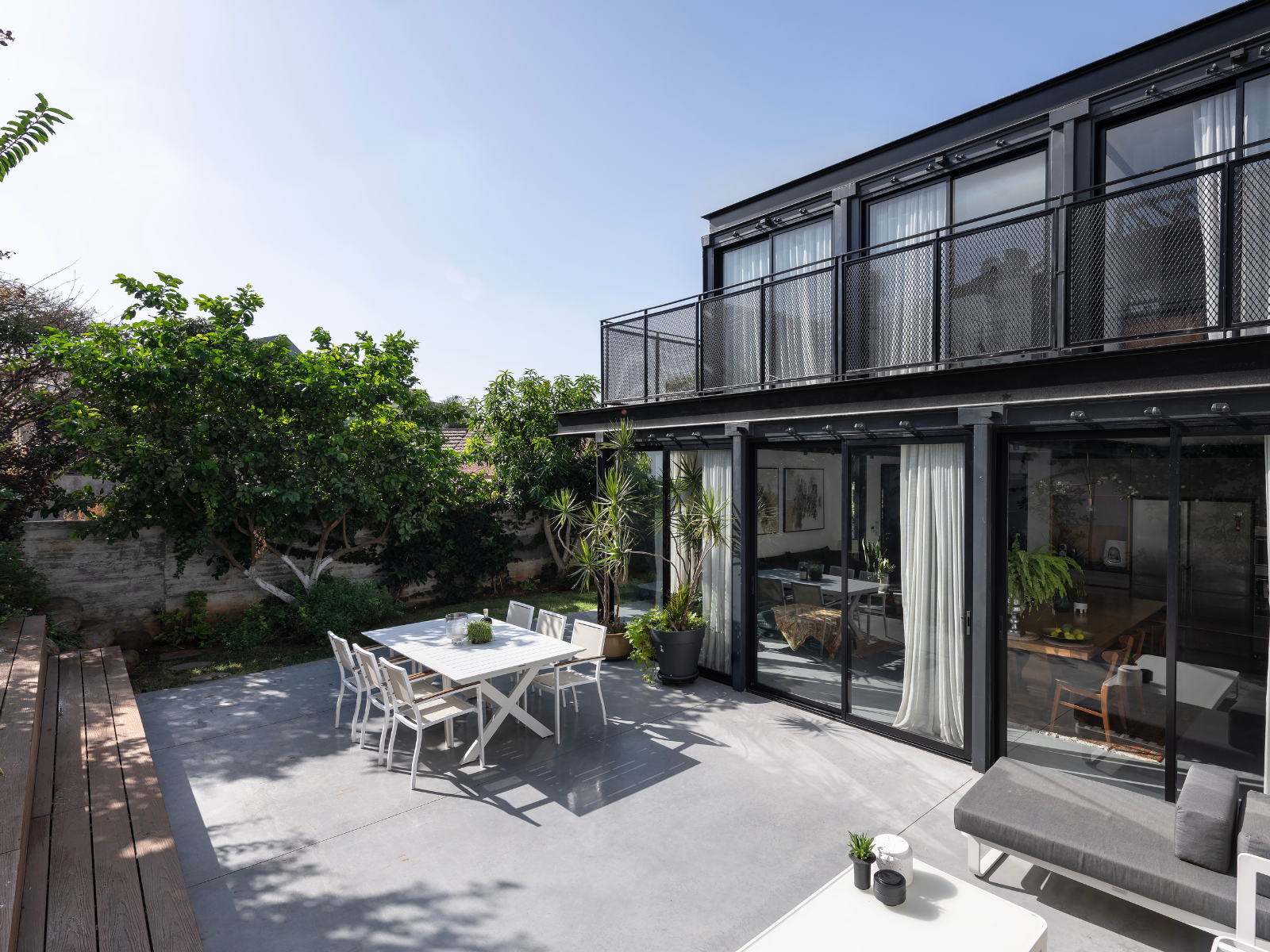 חצר אחורית בבית הבנוי ממכולות יד שנייה