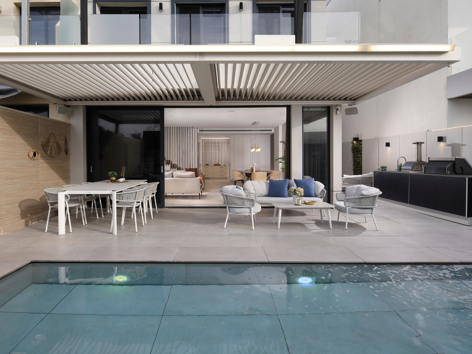 חצר מפנקת בעיצוב אלגנטי