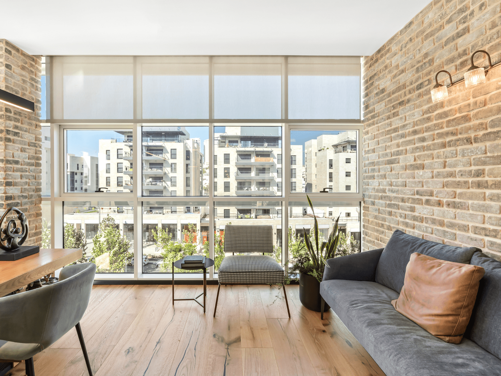 חדר מנהל במשרד שמעוצב כמו בית