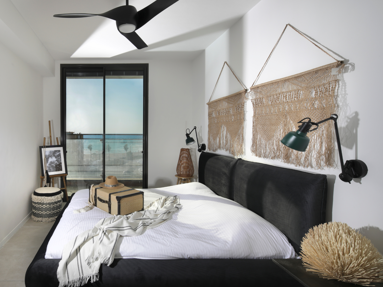 חדר שינה בעיצוב מינימליסטי בדירה מול הים