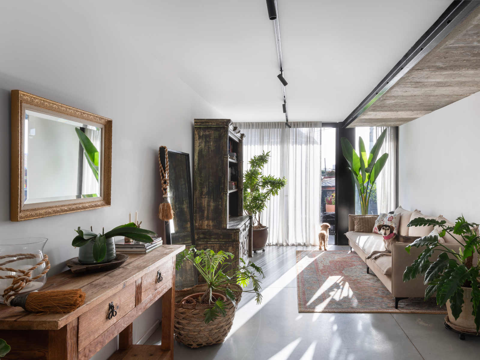 חדר שמפחה בבית עשוי ממכולות יד שנייה