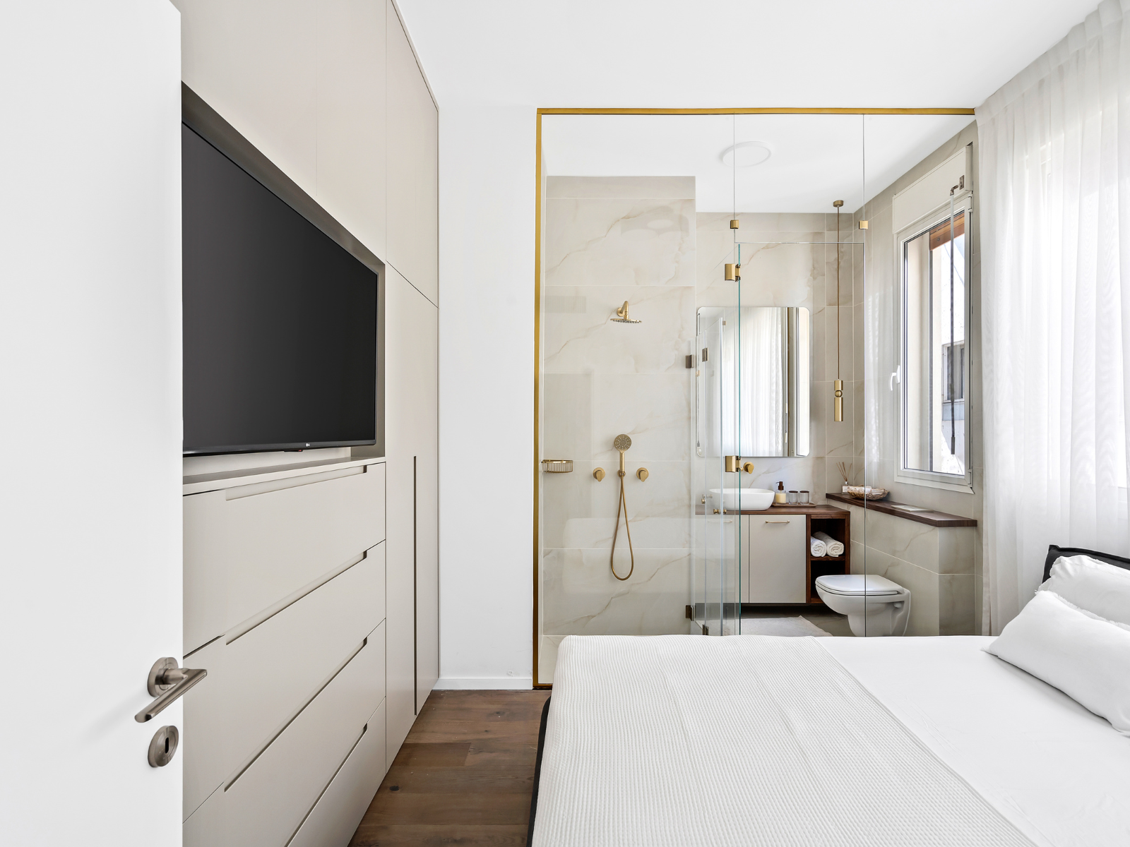 מאסטר שינה וחדר רחצה בדירה נופש בתל-אביב