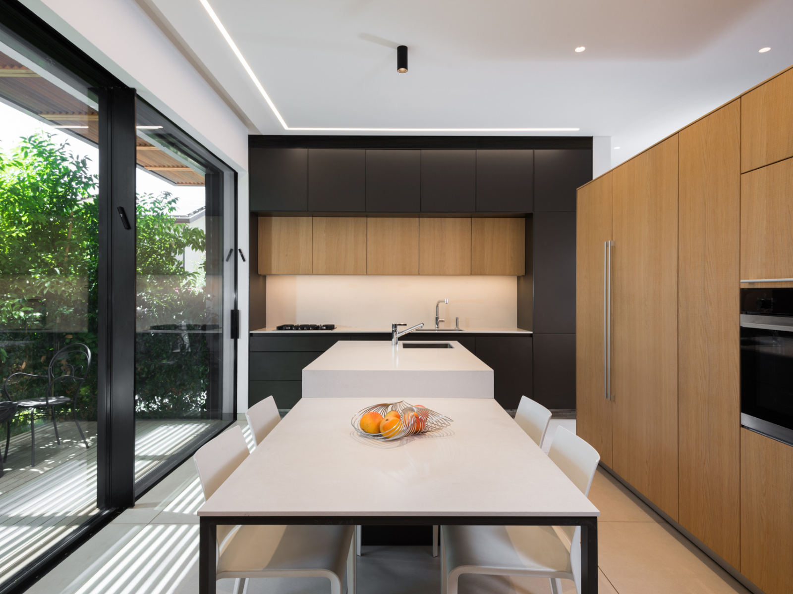 מטבח בסגנון מודרני ונקי