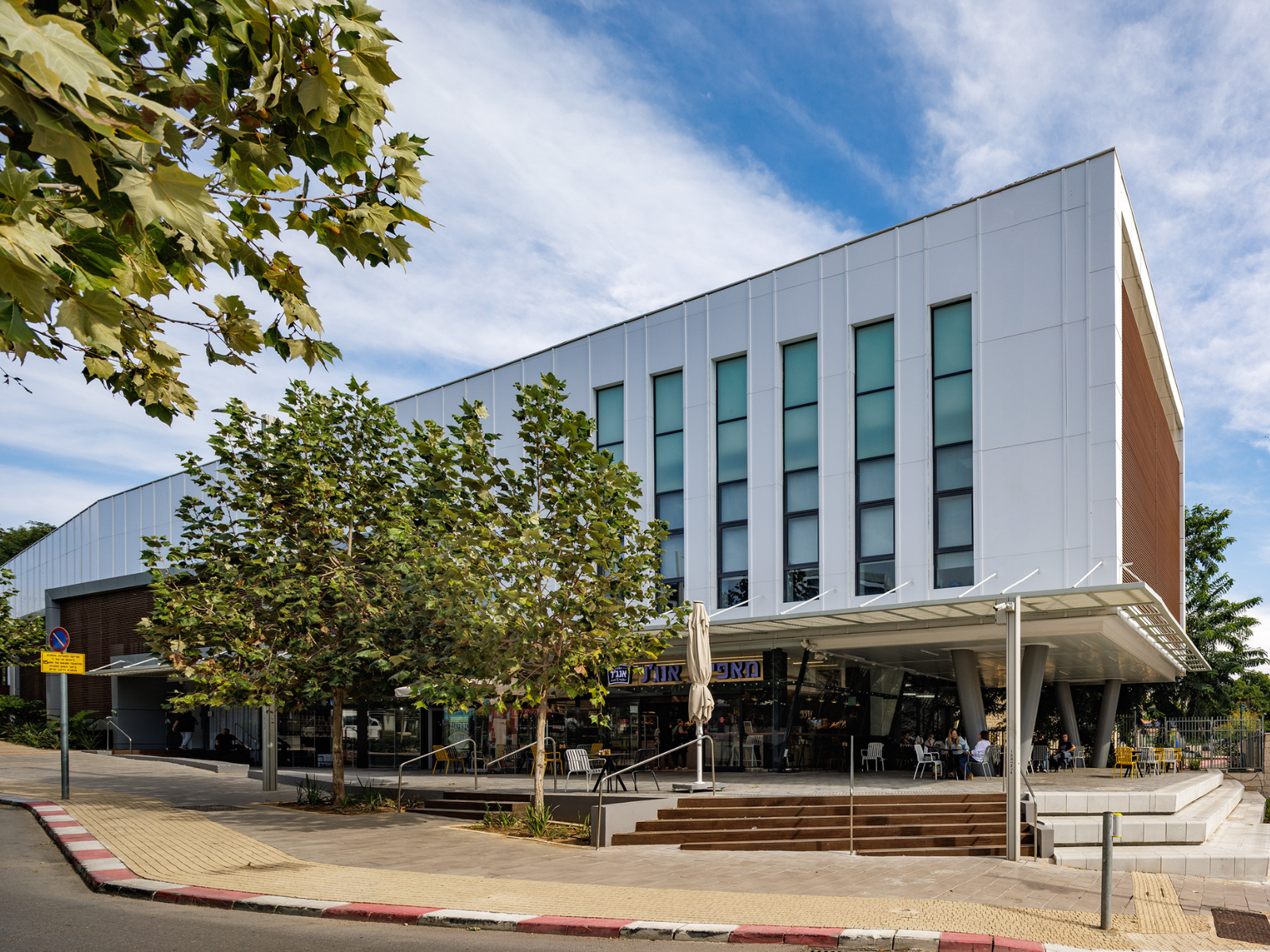 מבנה בעיצוב מודרני וחדשני