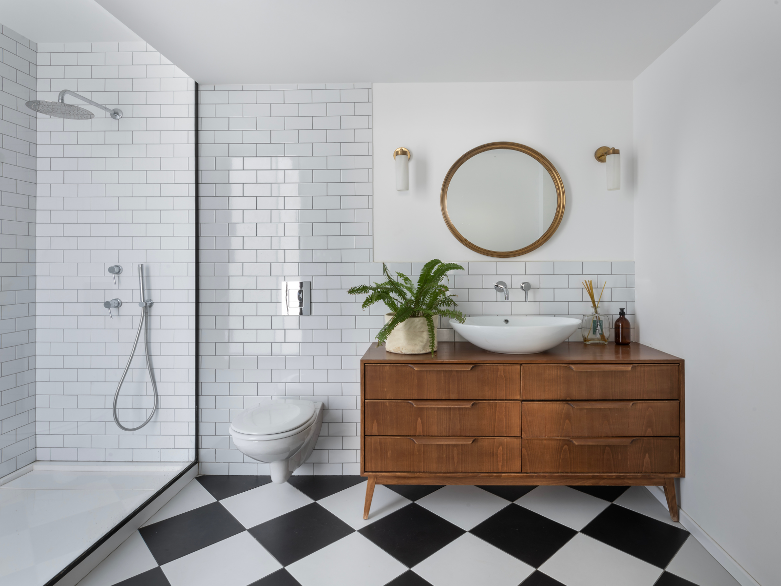 חדר רחצה בבית בנוי ממכולות יד שנייה