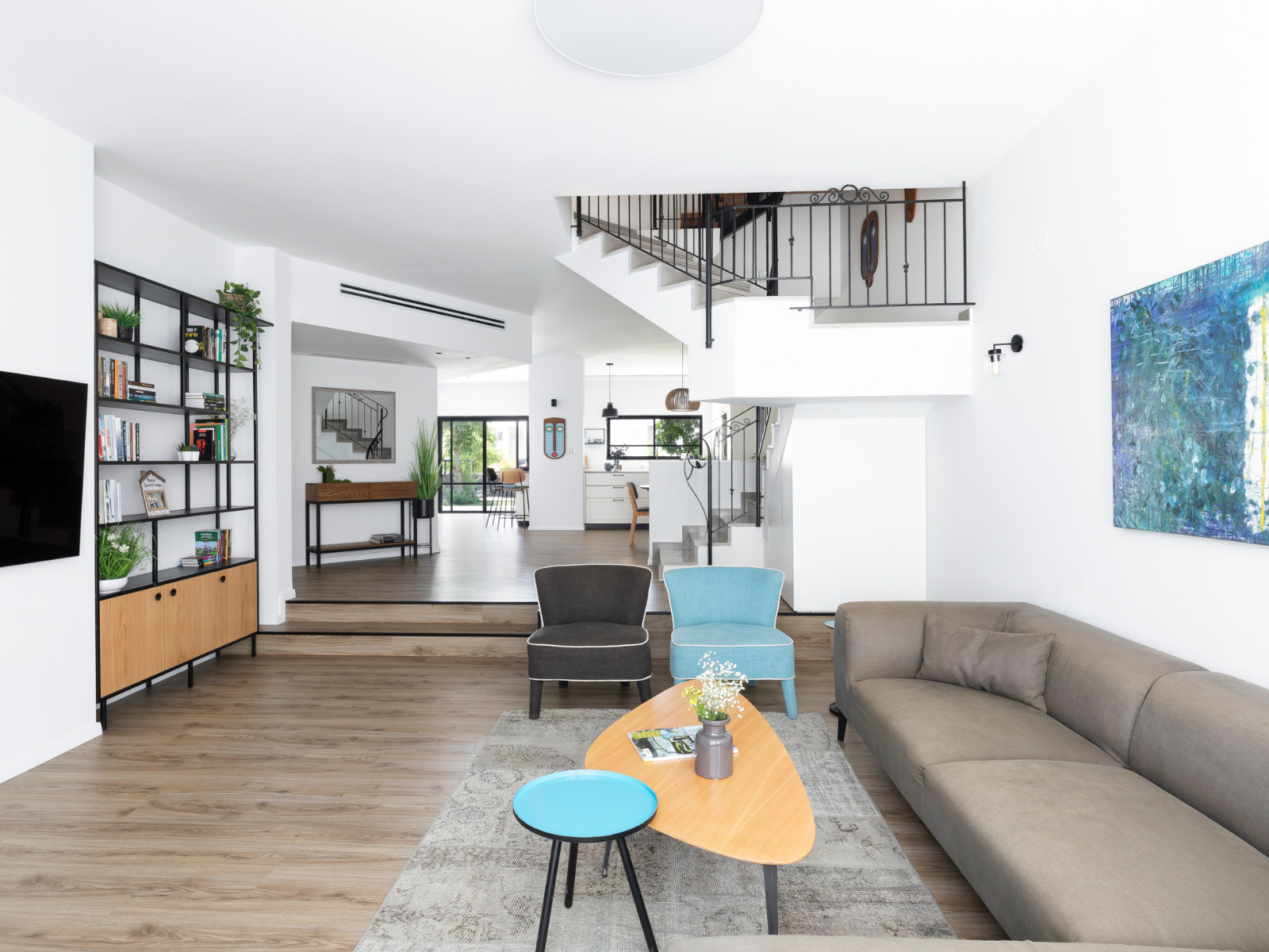 הרהיטים החדשים הוזמנו בהשראתם של הרהיטים שעברו מן הדירה הקודמת