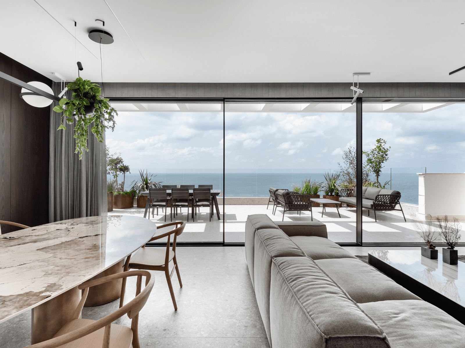 סלון, פינת אוכל ומרפסת מול הים - הפוף על הפוך