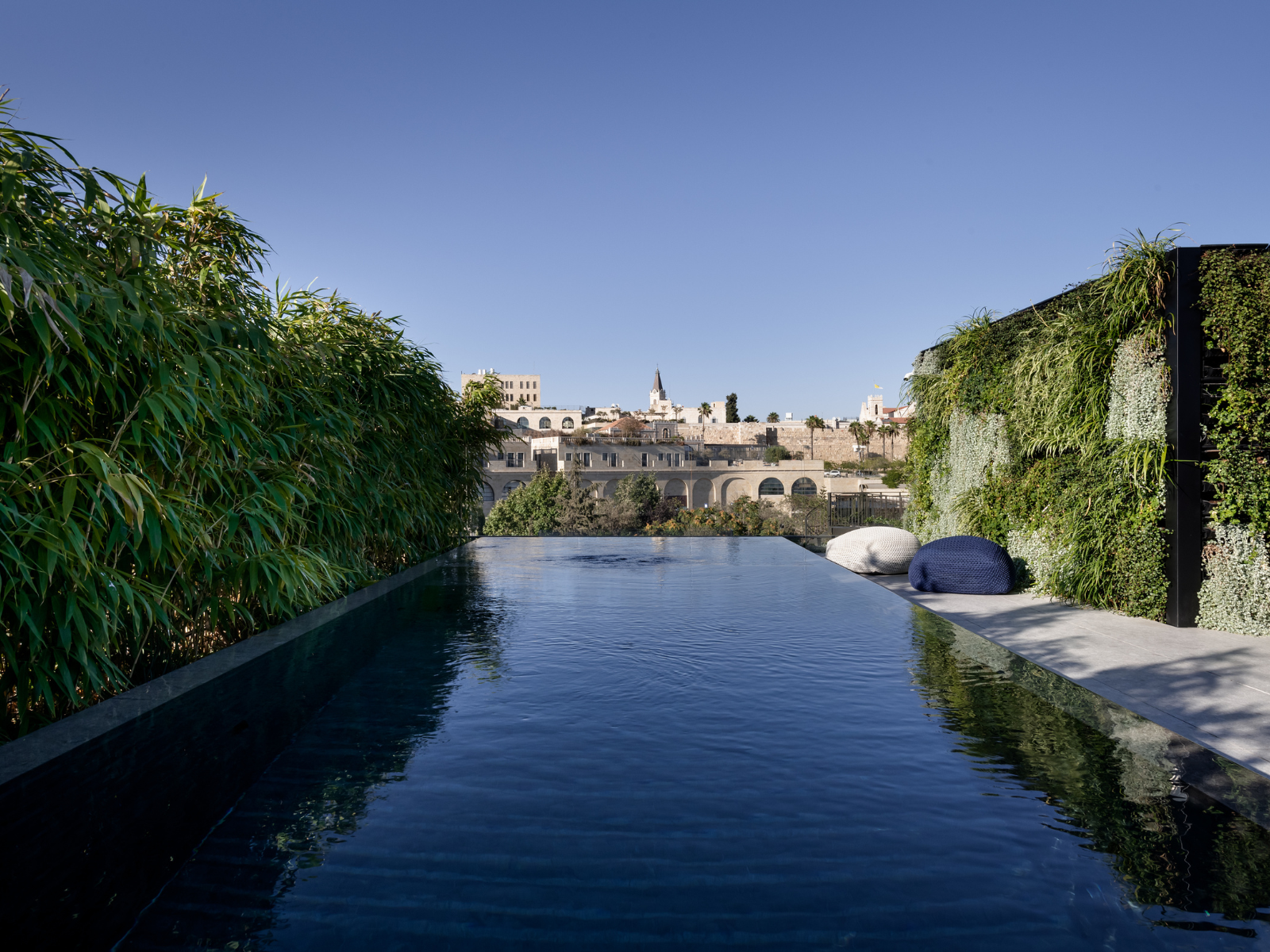 בריכת שחייה על גג בבית יוקרתי בירושלים