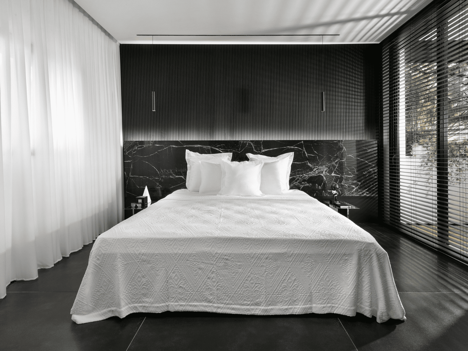 דירה להשכרה- חדר שינה בעיצוב דרמטי