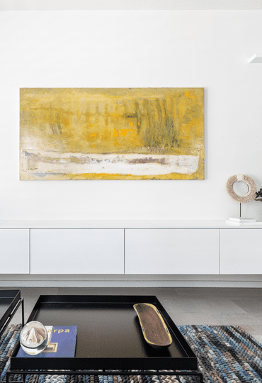 מה יכול לעשות קיר בסלון? לחבר, להפריד ולגם להידמות לקיר בגלריה לאמנות