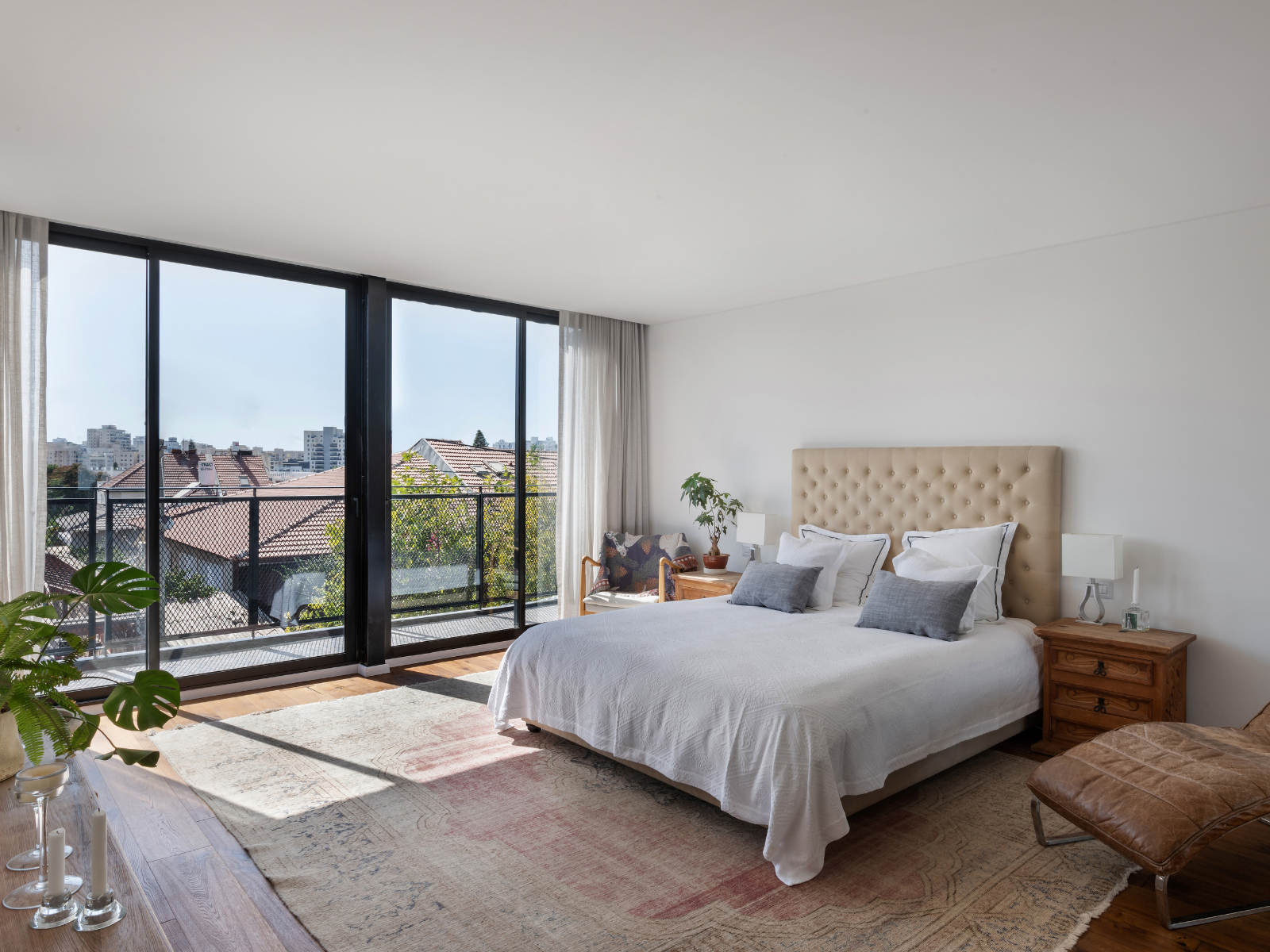 חדר שינה בבית עשוי מכולות יד שנייה