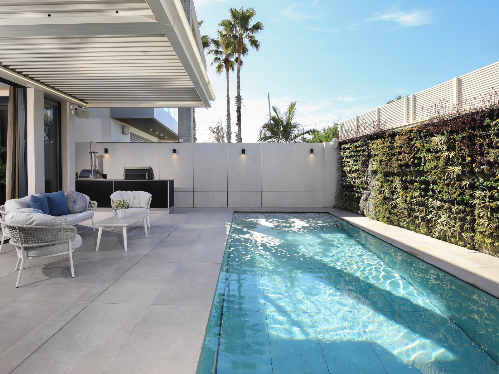 חצר מפנקת בעיצוב אלגנטי