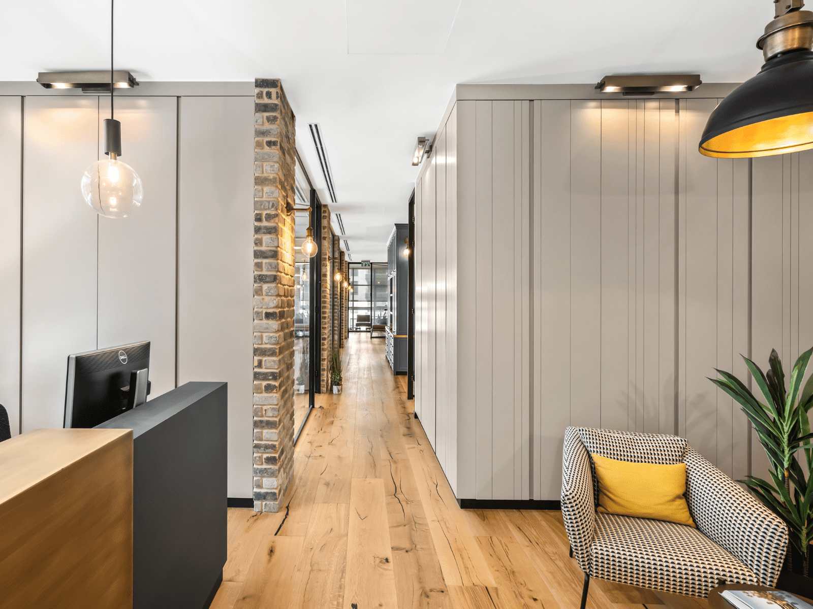 מסדרון במשרד שמעוצב כמו בית