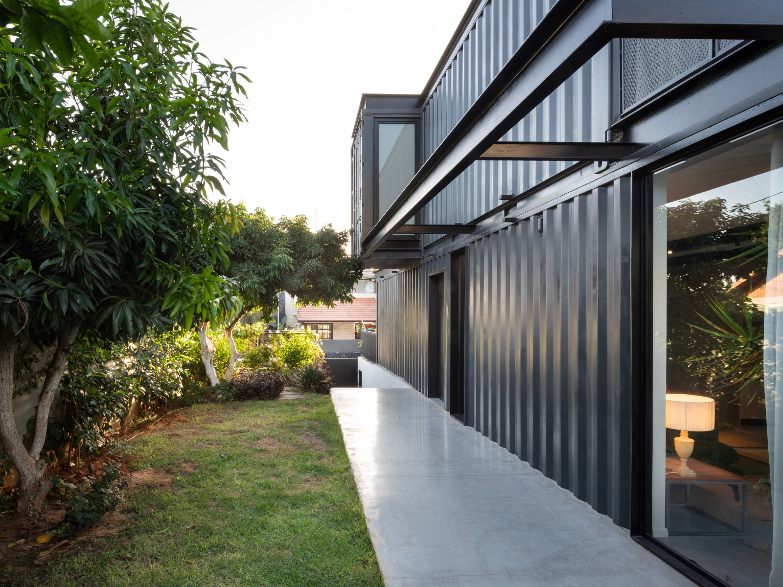 צד הבית עשוי מכולות מיד שנייה