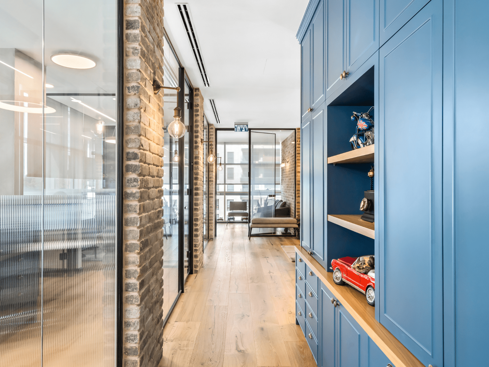 במשרד ארון אחסון עם מדפים לפרטי נוי כמו בבית