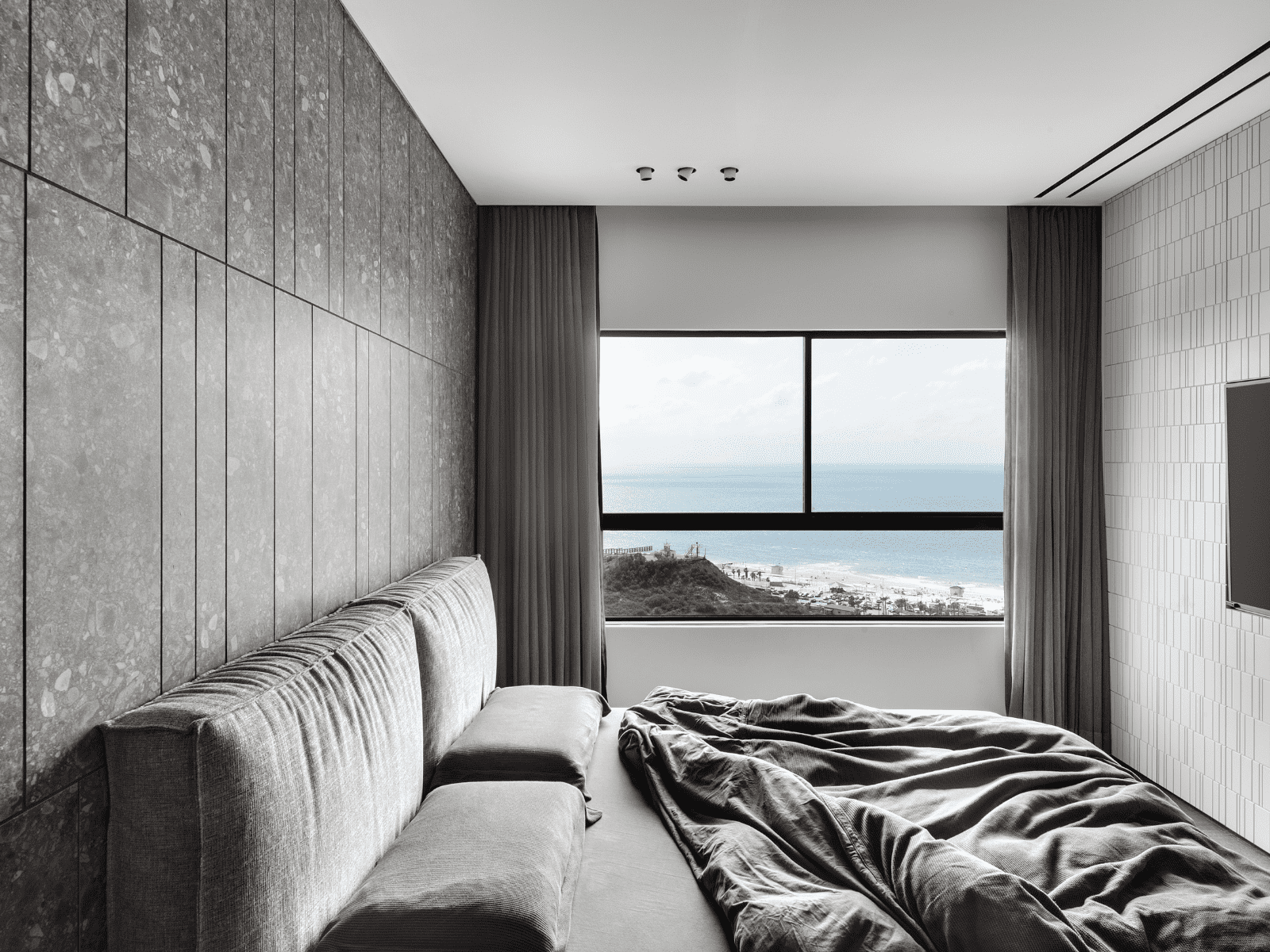 חדר שינה עם קיר טרצו בגב המיטה -הפוך על הפוך