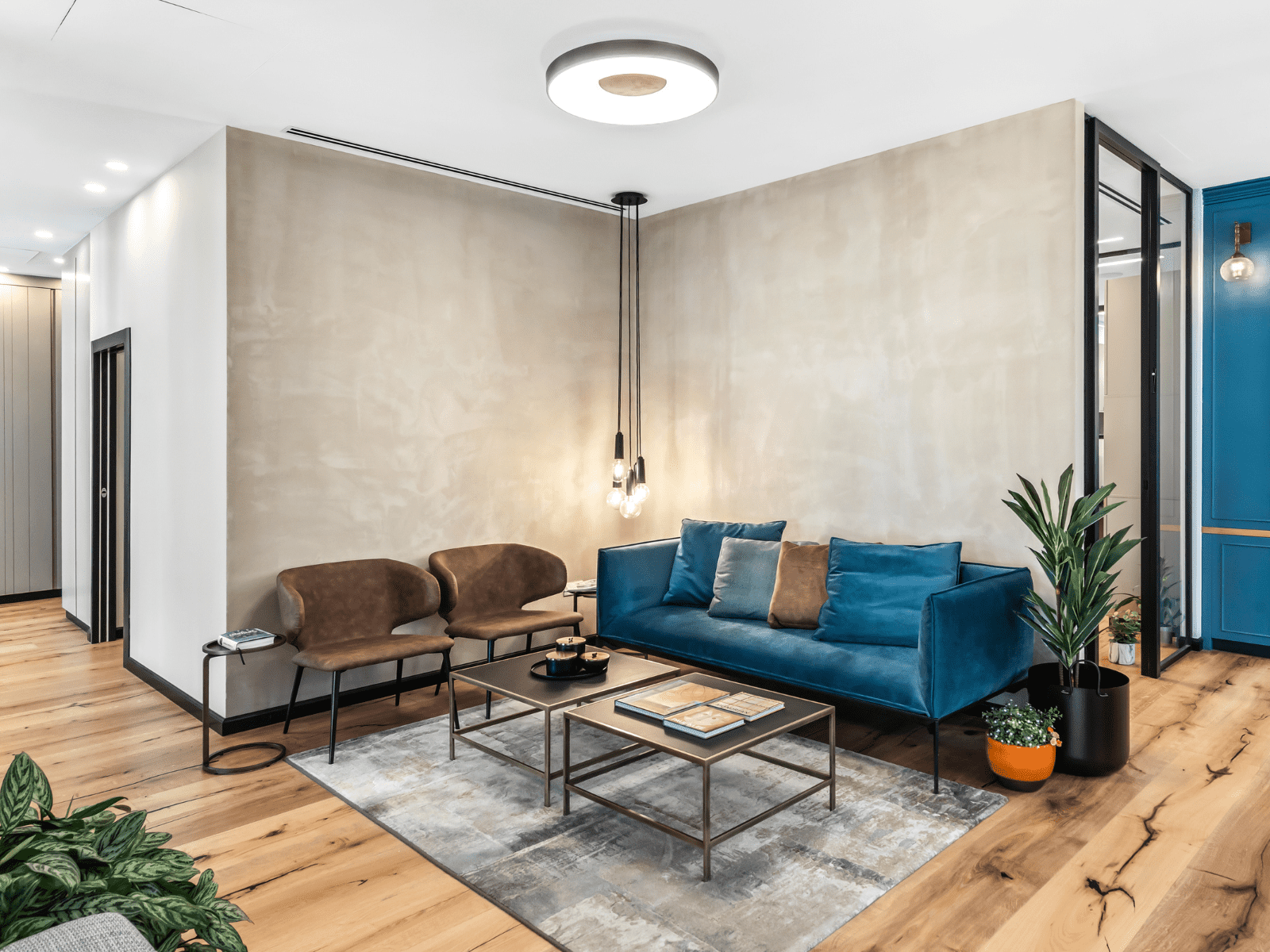 פינה סלונית במשרד שמעוצב כמו בית