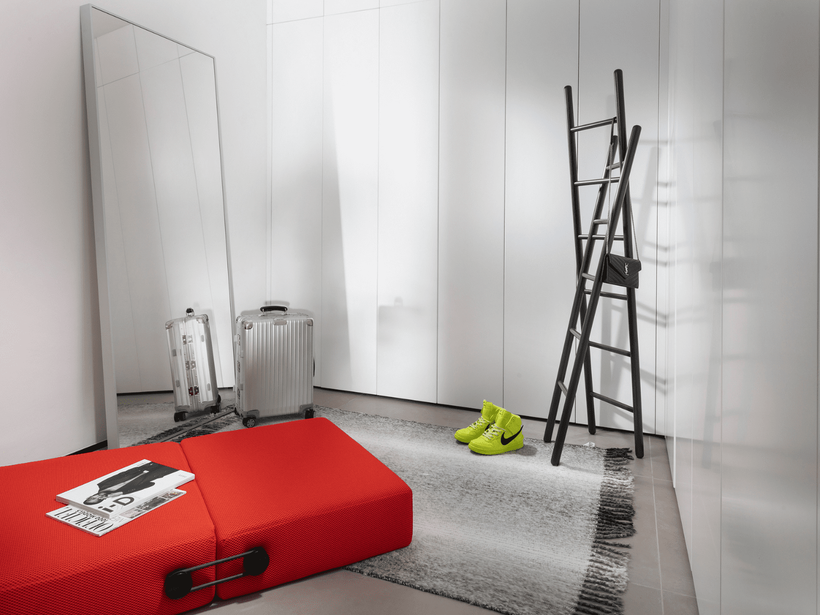 בדירה להשכרה -כורסת פוטון אדומה בחדר ארונות שמשמש גם ללינה