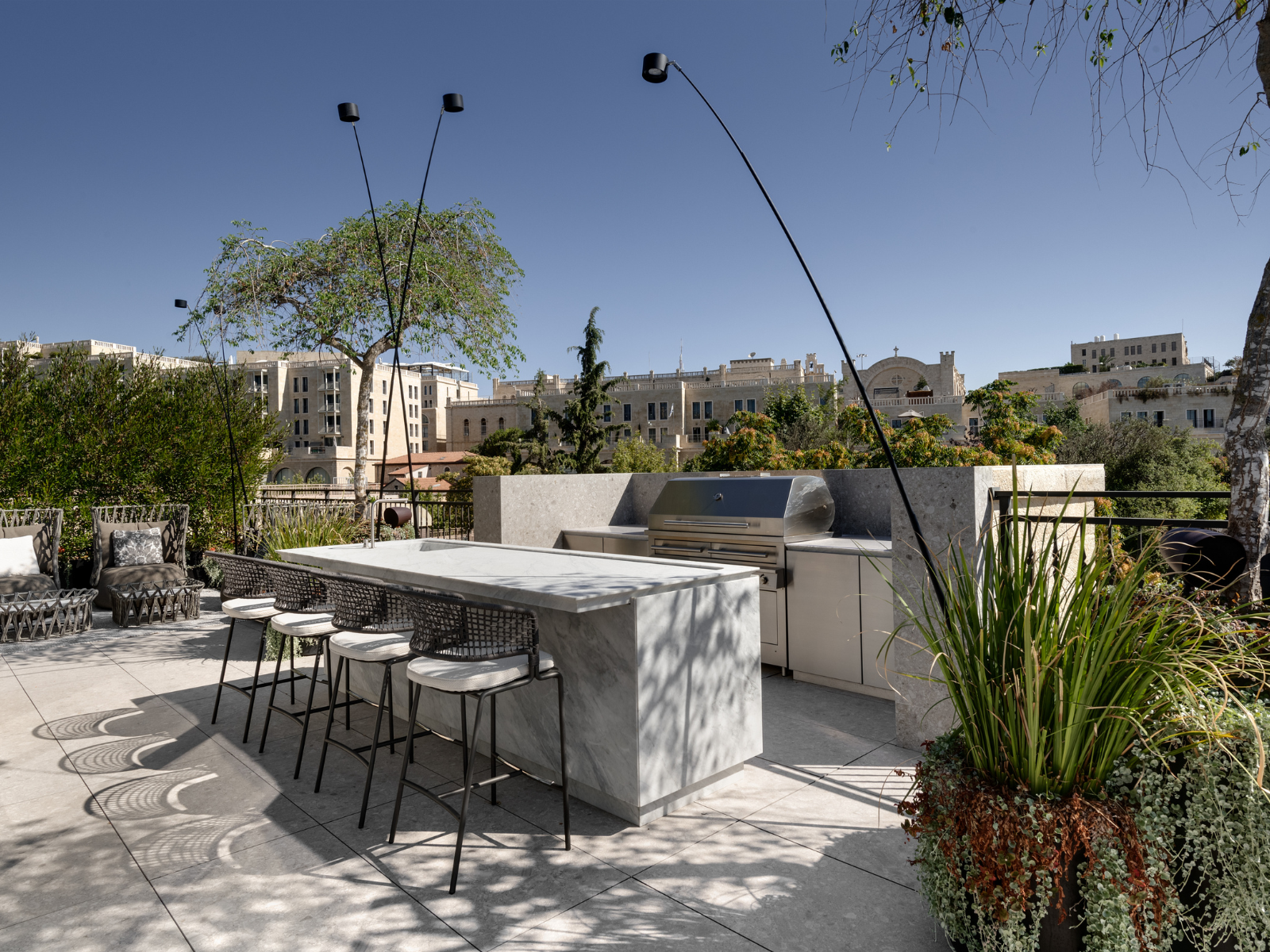 אזור אירוח בקומת הגג בבית יוקרתי בירושלים