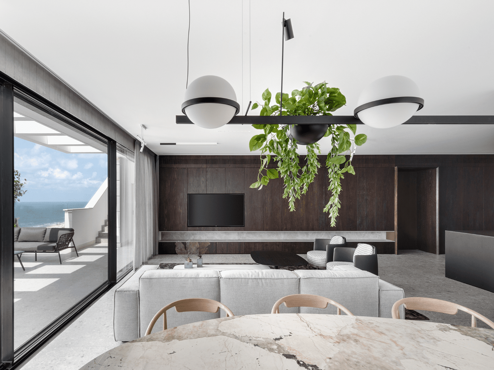 מבט אל הסלון מכיוון פינת האוכל - הפוך על הפוך