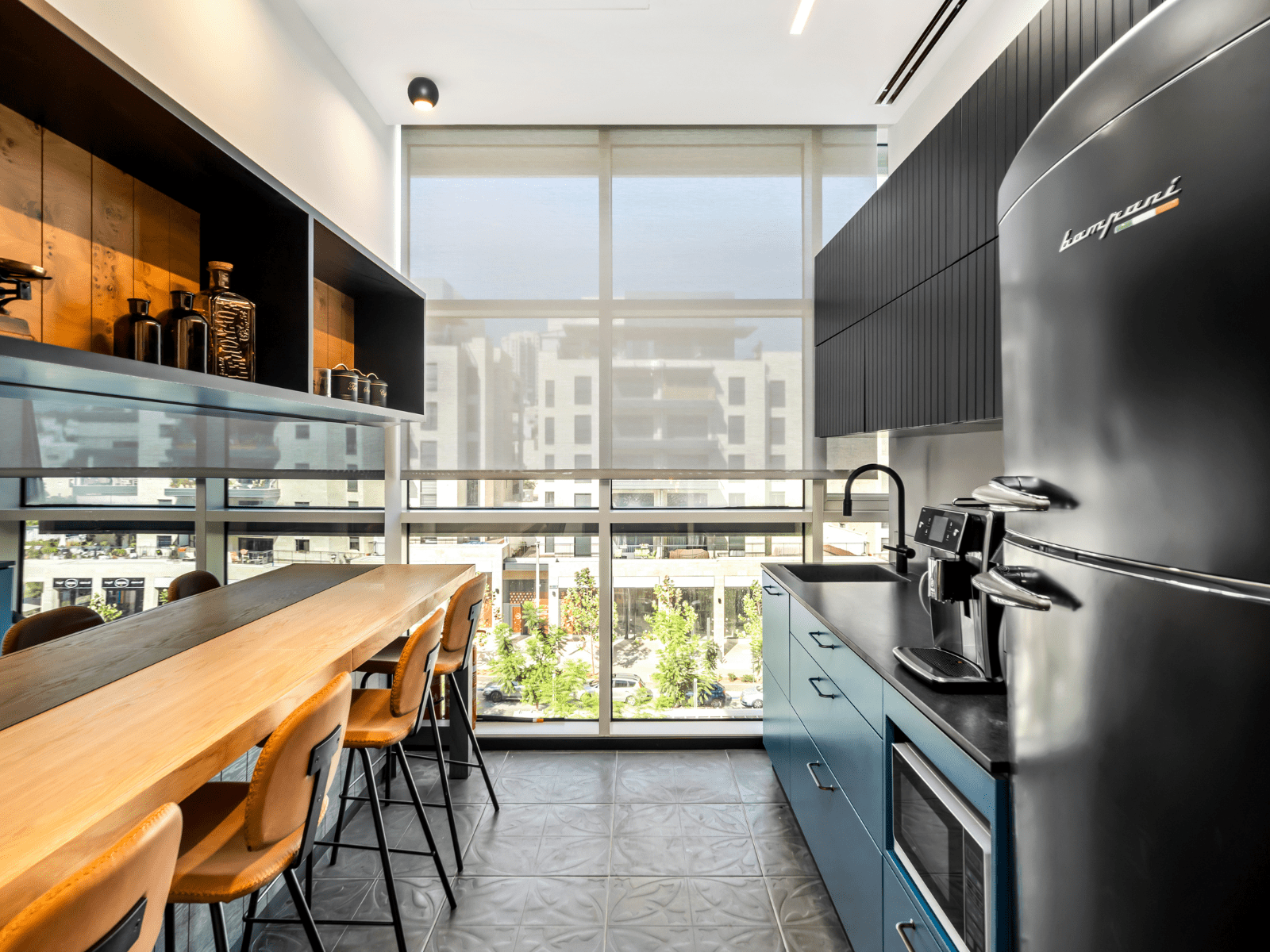 מטבח במשרד שמעוצב כמו בית