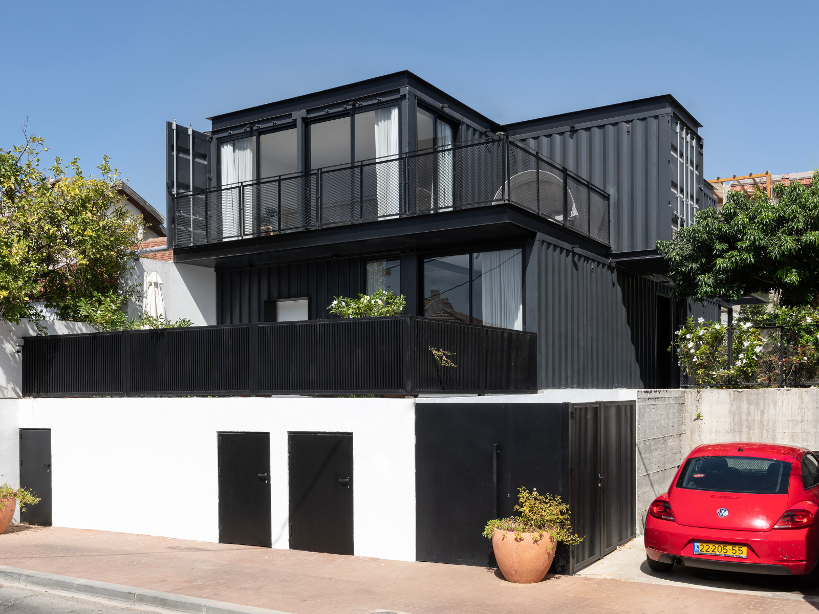 מראה מהרחוב של בית הבנוי ממכולות יד שנייה