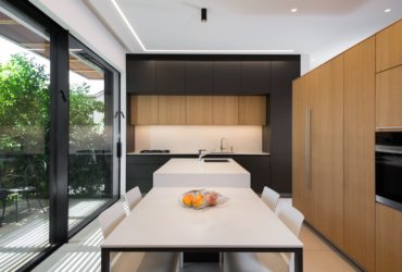 אקסקלוסיבי ומזמין: הצצה לבית בעיצוב מודרני ונקי