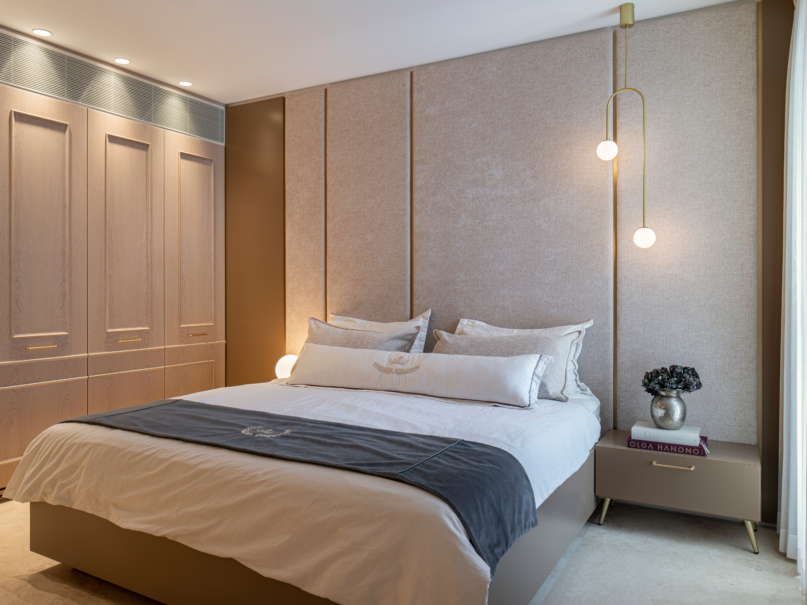 בחדר שינה הקיר מרופד בבד קטיפה חדר הורים