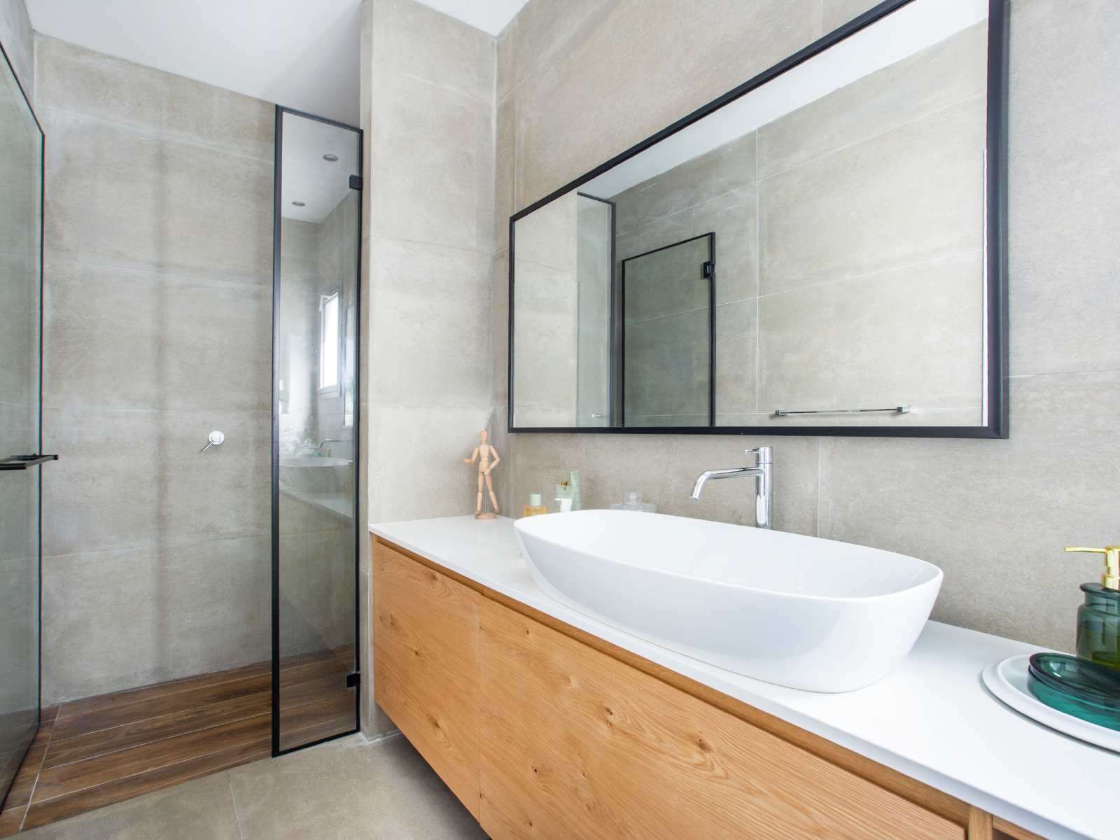 מקלחת עם ריצפת עץ