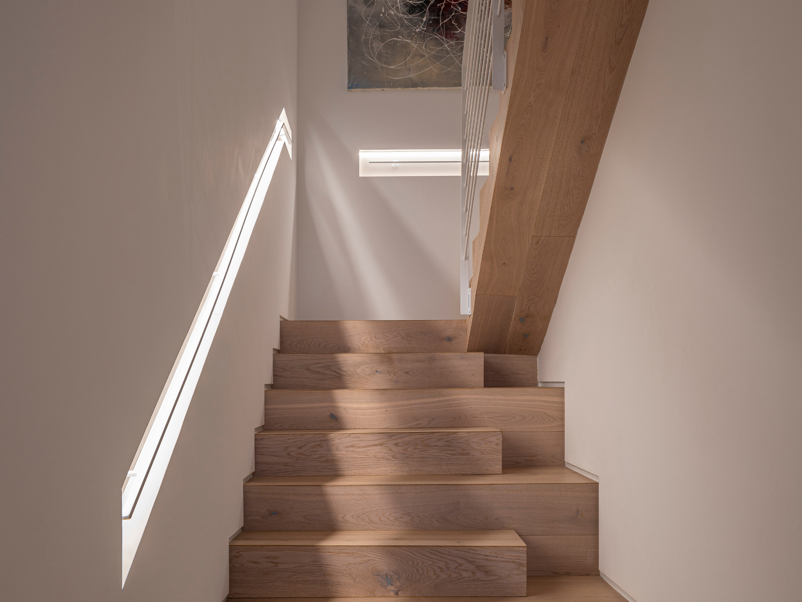 גרם המדרגות בו שולבה תאורה שקועה גרם המדרגות בו שולבה תאורה שקועה