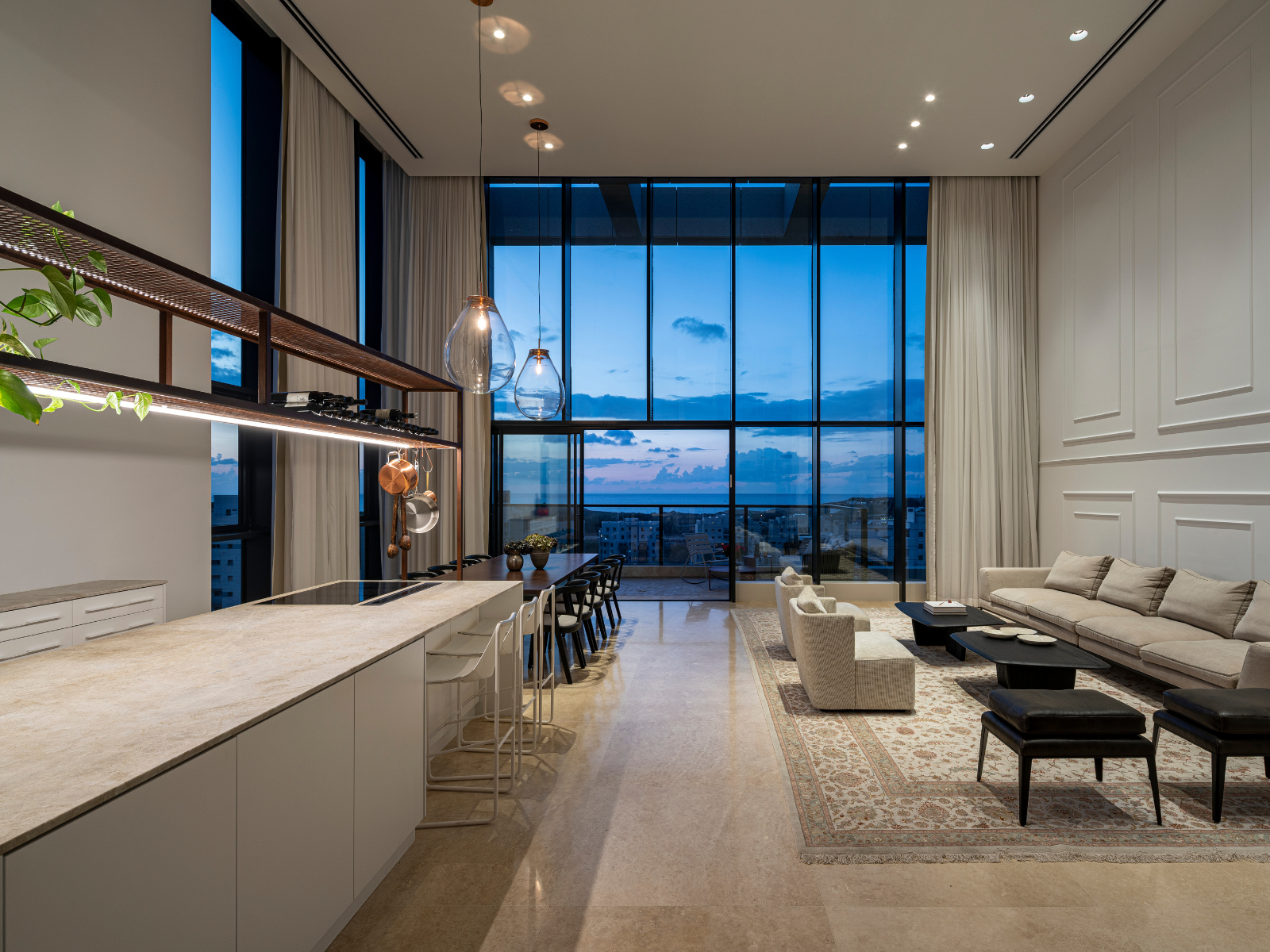 עיקר הפעילות במטבח מתבצעת על משטח האי שפונה לכיוון הסלון אי במטבח