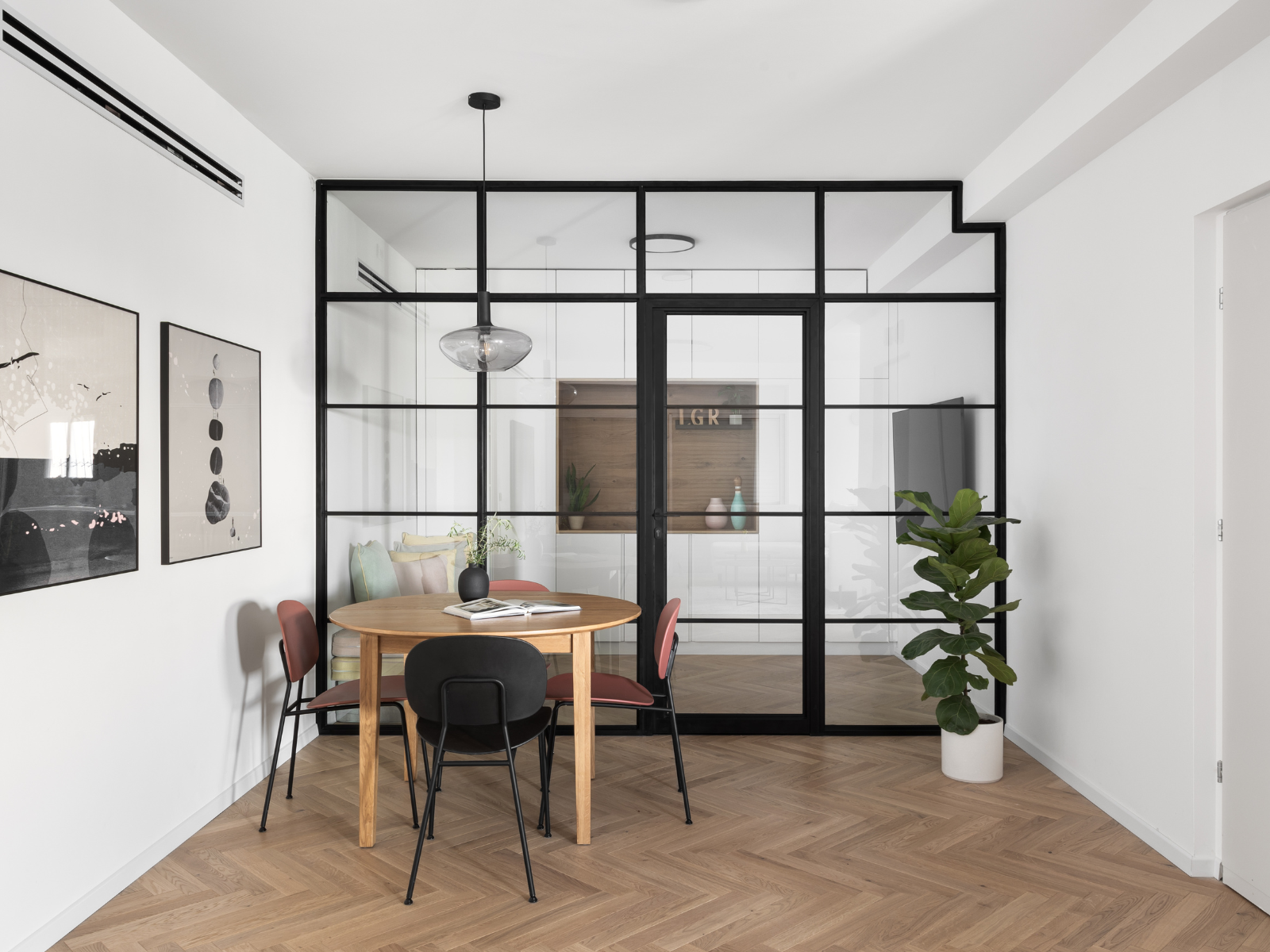 חדר משפחה עם קיר שקוף