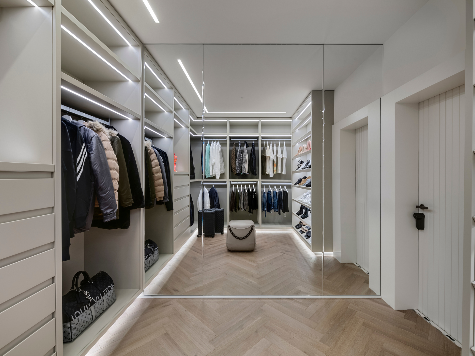 חדר ארונות בעיצוב קלאסי