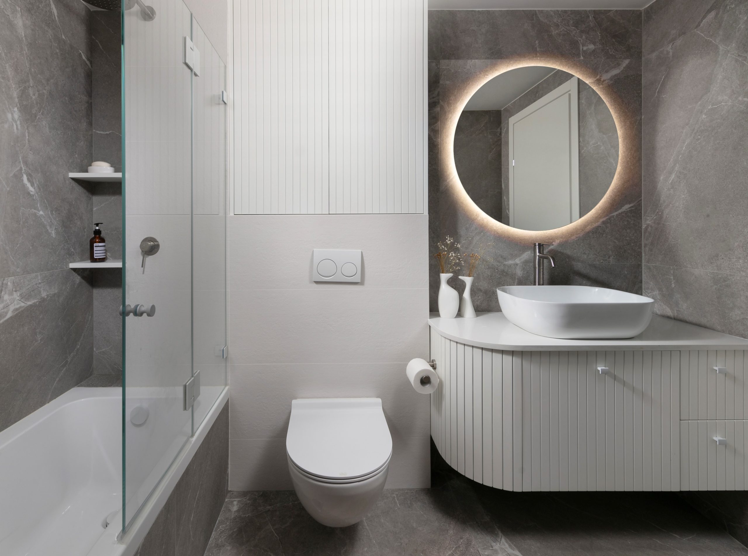 חדר רחצה עם אמבטיה ו