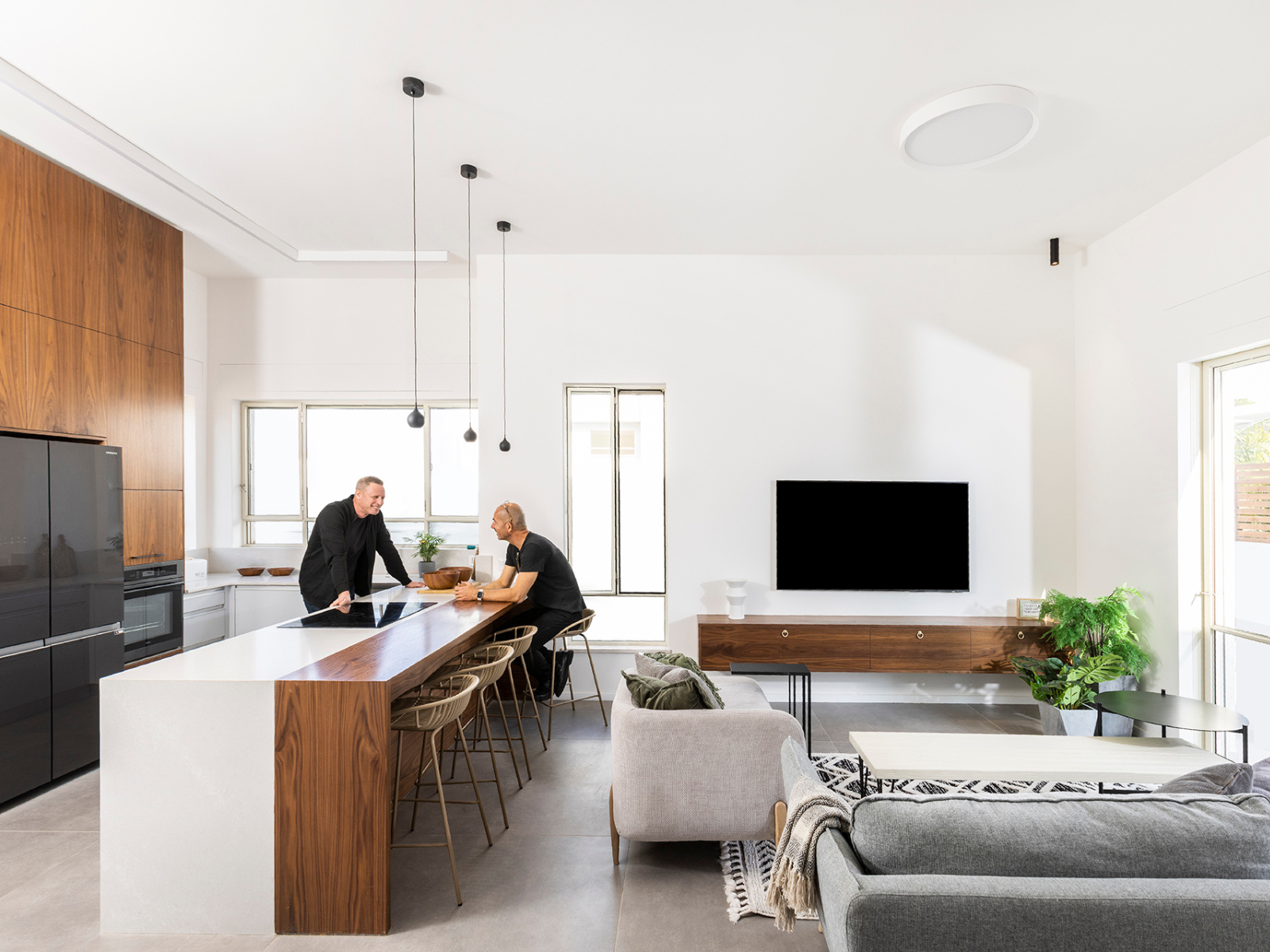 בסלון בהמשך של המטבח