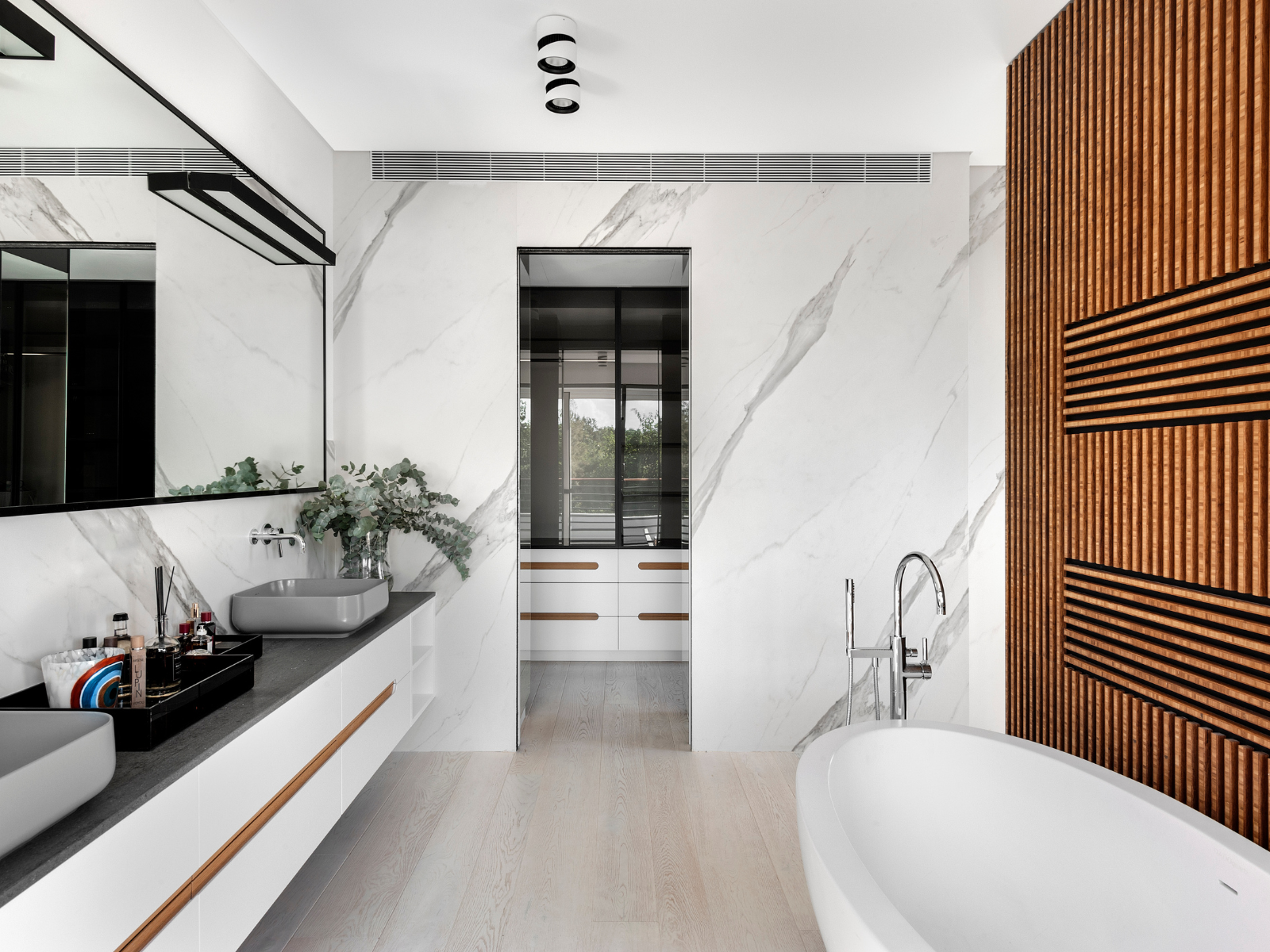 חדר רחצה לבן