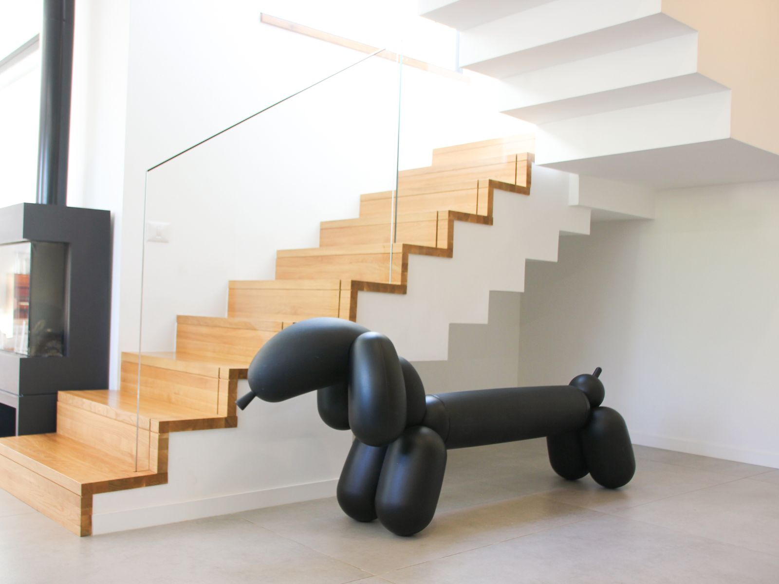 גרם מדרגות עם מעקה שקוף