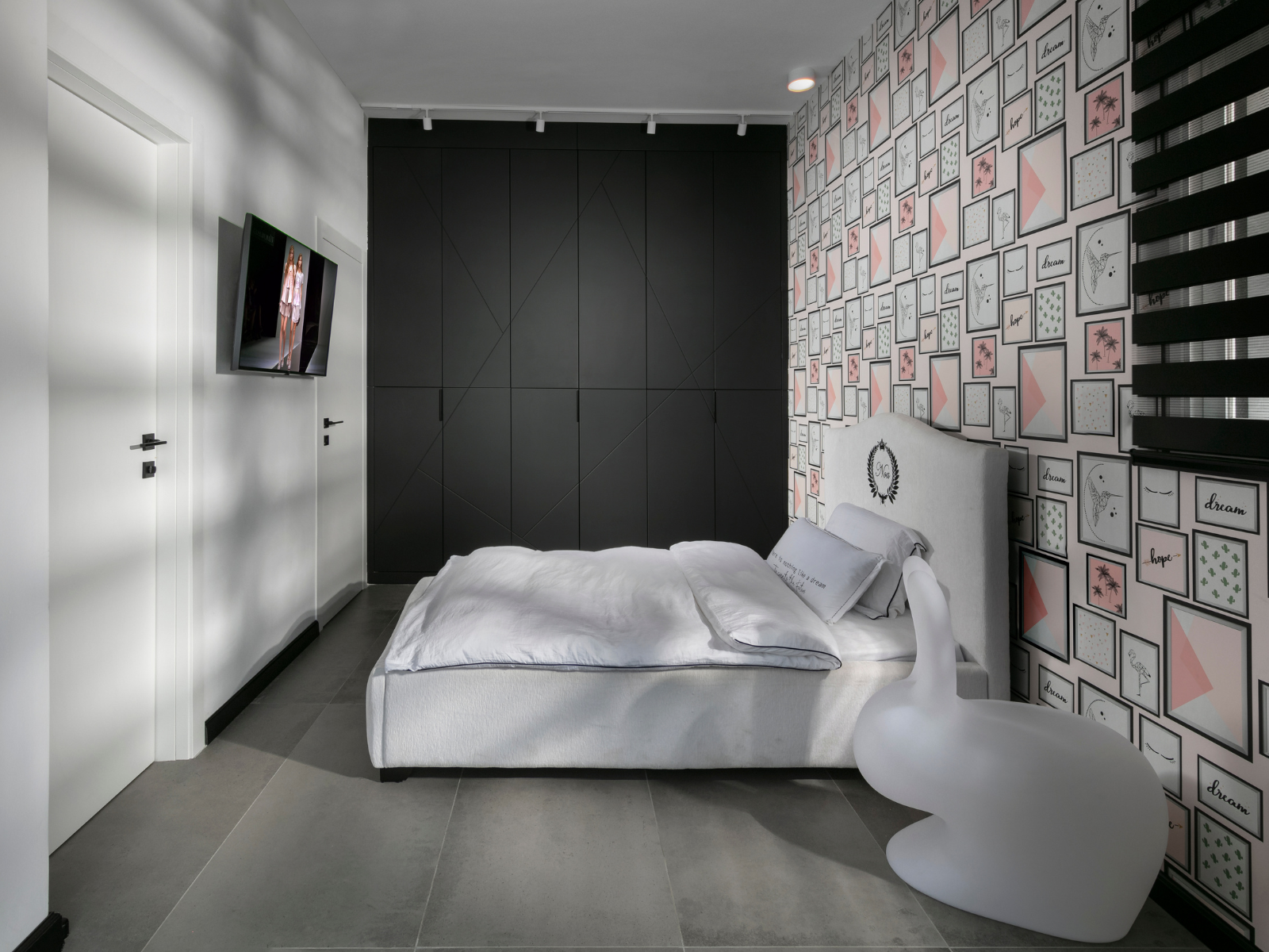 חדר בת עם קיר שחור