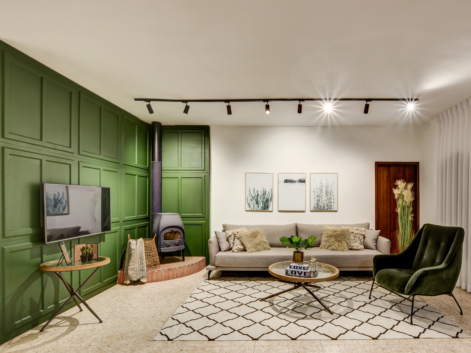 סלון עם קיר ירוק